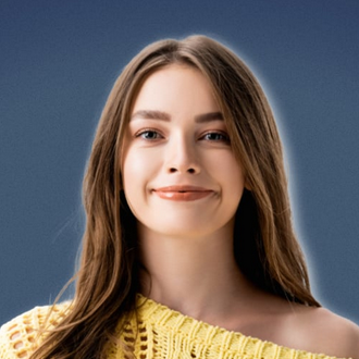 Uśmiechnięta modelka prezentuje rozpuszczone włosy.